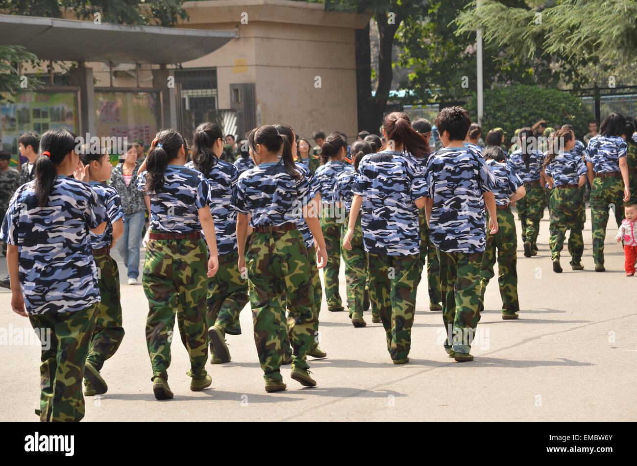 Gli studenti universitari iniziare l'addestramento militare presso l' Università di Xi'an, Cina. Foto Stock