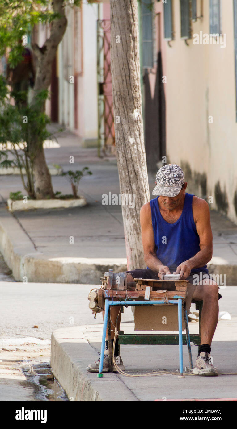 Uomo di lavoro sulle strade di Cienfuegis, Cuba. Foto Stock