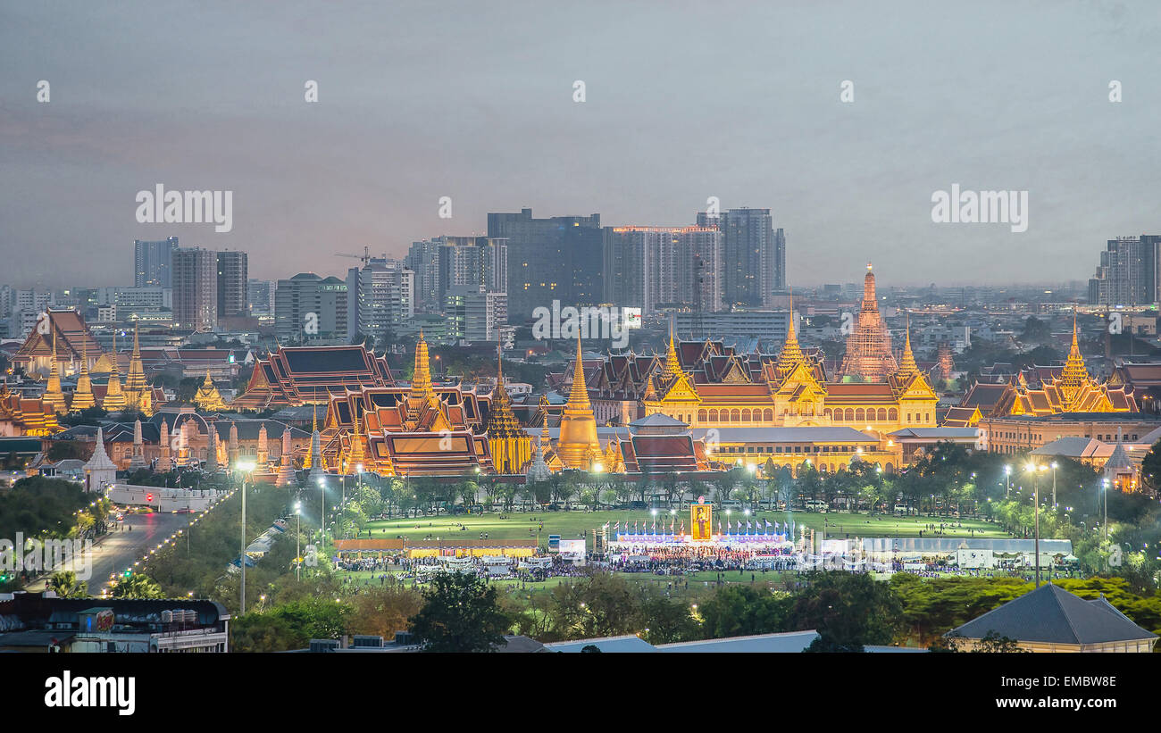 Il Wat Phra Kaew, il Tempio del Buddha di Smeraldo,Grand Palace al crepuscolo a Bangkok, in Thailandia Foto Stock