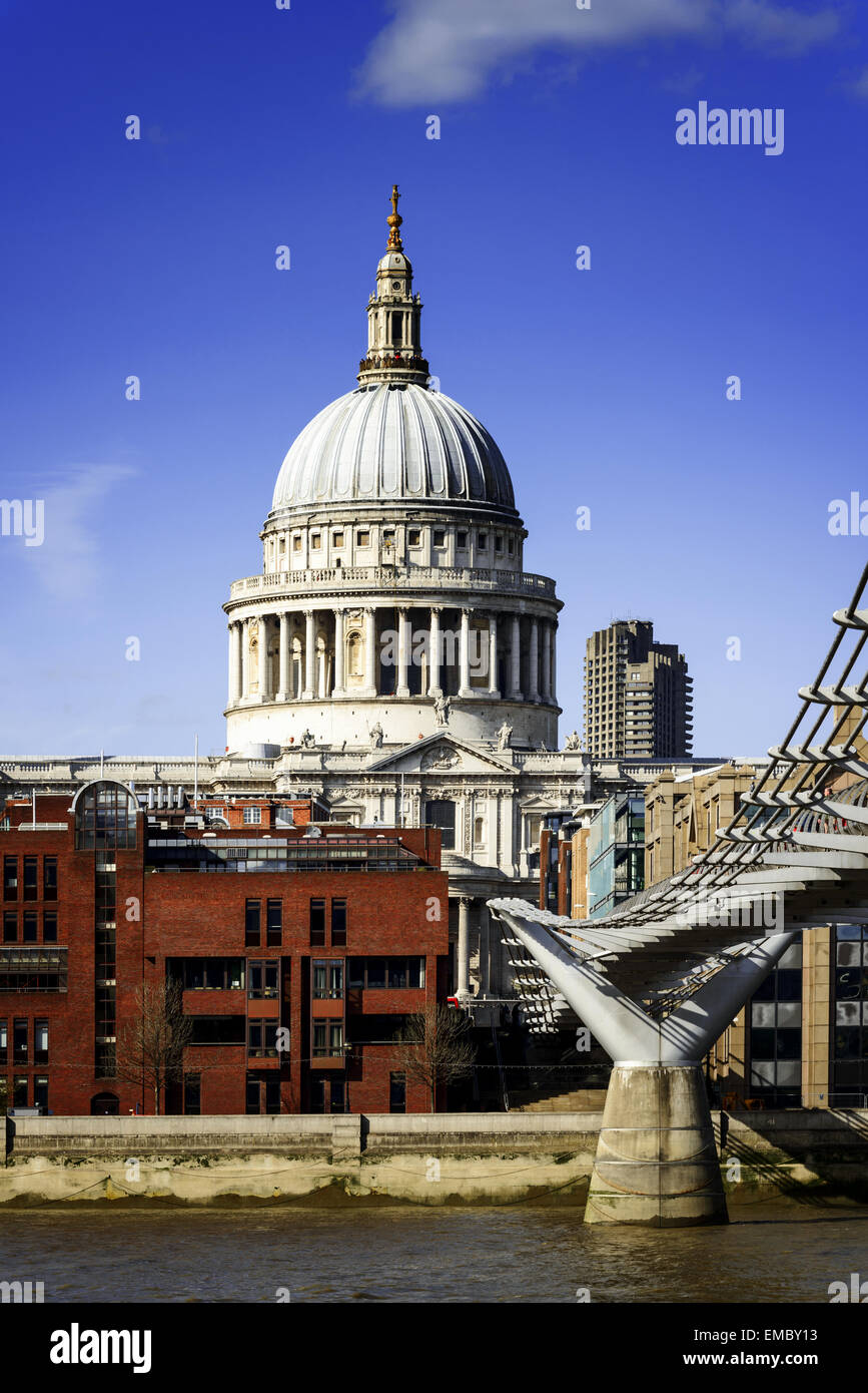 Cattedrale di St Paul vista dal Millennium Bridge di Londra. Foto Stock