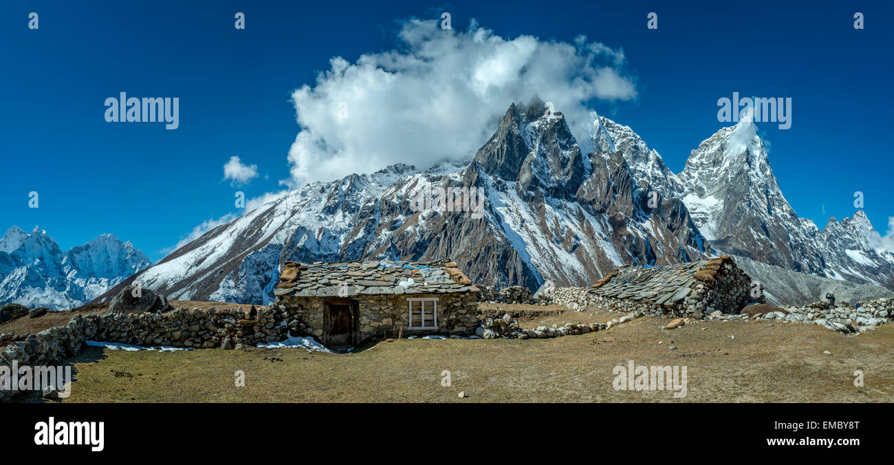 Il Nepal, Khumbu, Everest regione, pastori house con picco Cholatse in background Foto Stock