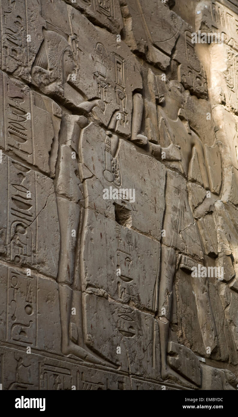 Antica egiziana bassorilievo di elegante stamding donna con capelli fuzzy nella tomba di Ramose al Tempio di Luxor, Egitto Foto Stock