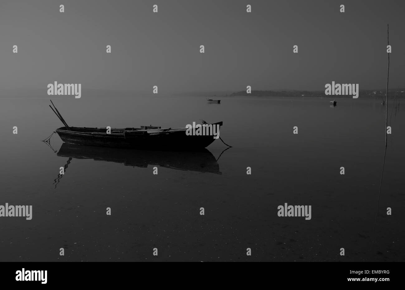 In legno antico pesca barca ancorata nella baia di Obidos, Portogallo Foto Stock