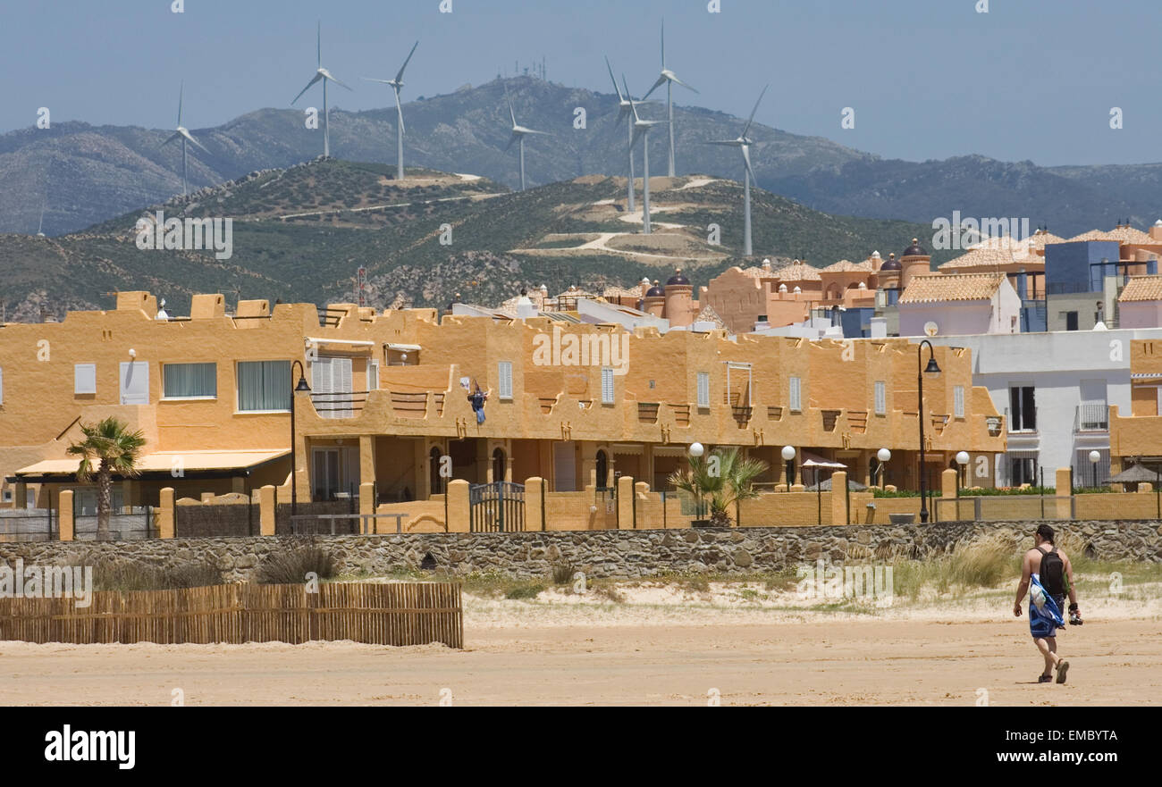 Il pittoresco paesaggio eccezionale di belle località con windmils a Tarifa, Spagna Foto Stock