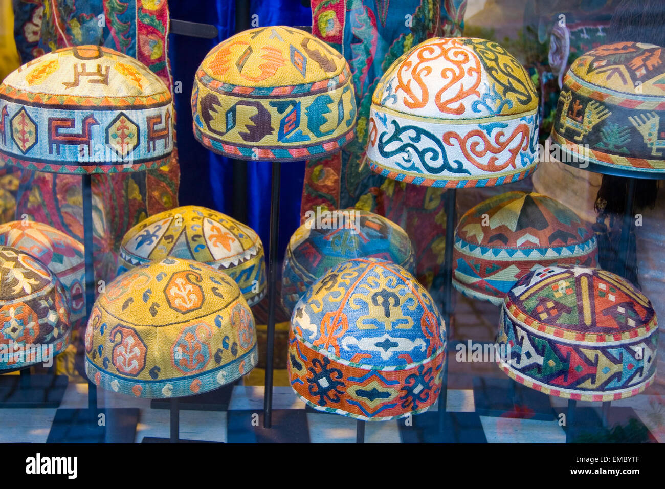 Arabo di cucito tappi decorati nel mercato turco shop, Istambul Foto Stock