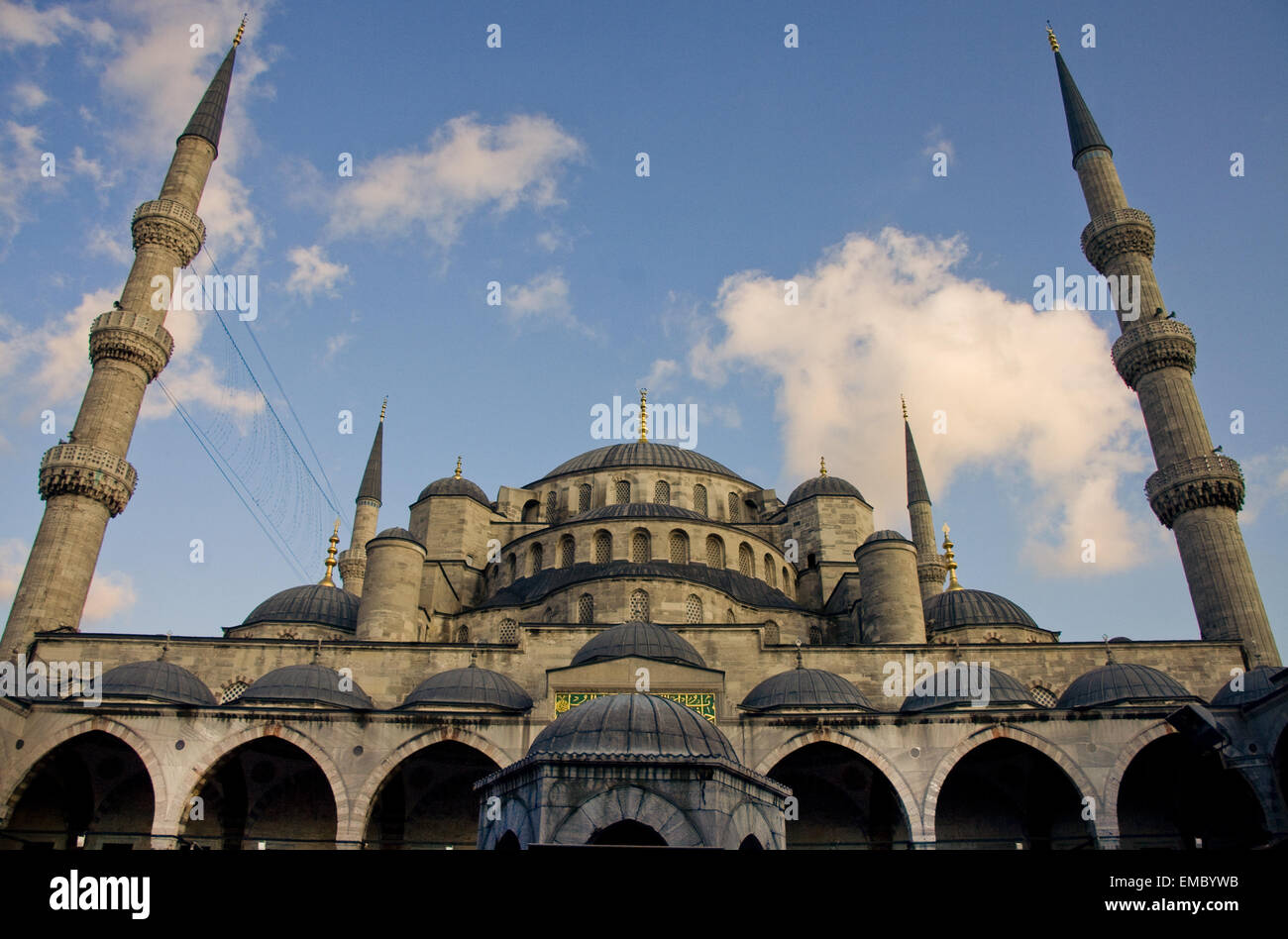 Vista frontale del mozzafiato sulla Moschea Blu, Istanbul, Turchia Foto Stock