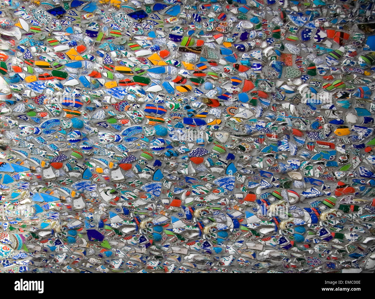 Un frammento della parete decorata con pezzi di ceramiche di Iznik, Istanbul, Turchia Foto Stock