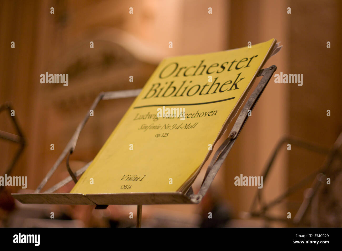 Music stand su un auditorium con TEM - Taukay Edizioni Musicali libro chiuso dopo il concerto Foto Stock