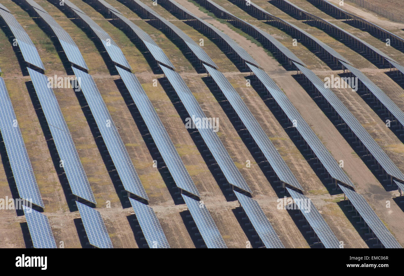 Vista aerea di una grande installazione di pannelli fotovoltaici, Alconchel, Spagna Foto Stock