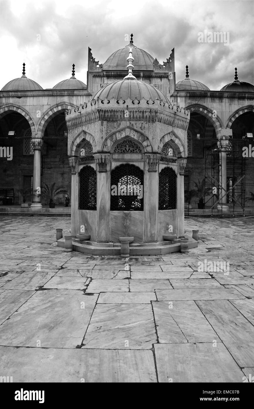 Tourist ammirare Maria Vergine mosaico bizantino sul abside, Hagia Sophia Istanbul Foto Stock