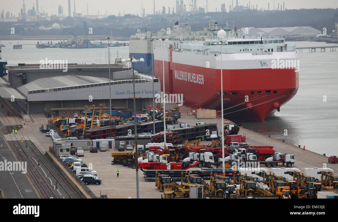 Auto transporter in Southampton Docks ormeggiata presso la Queen Elizabeth II morsetto Foto Stock