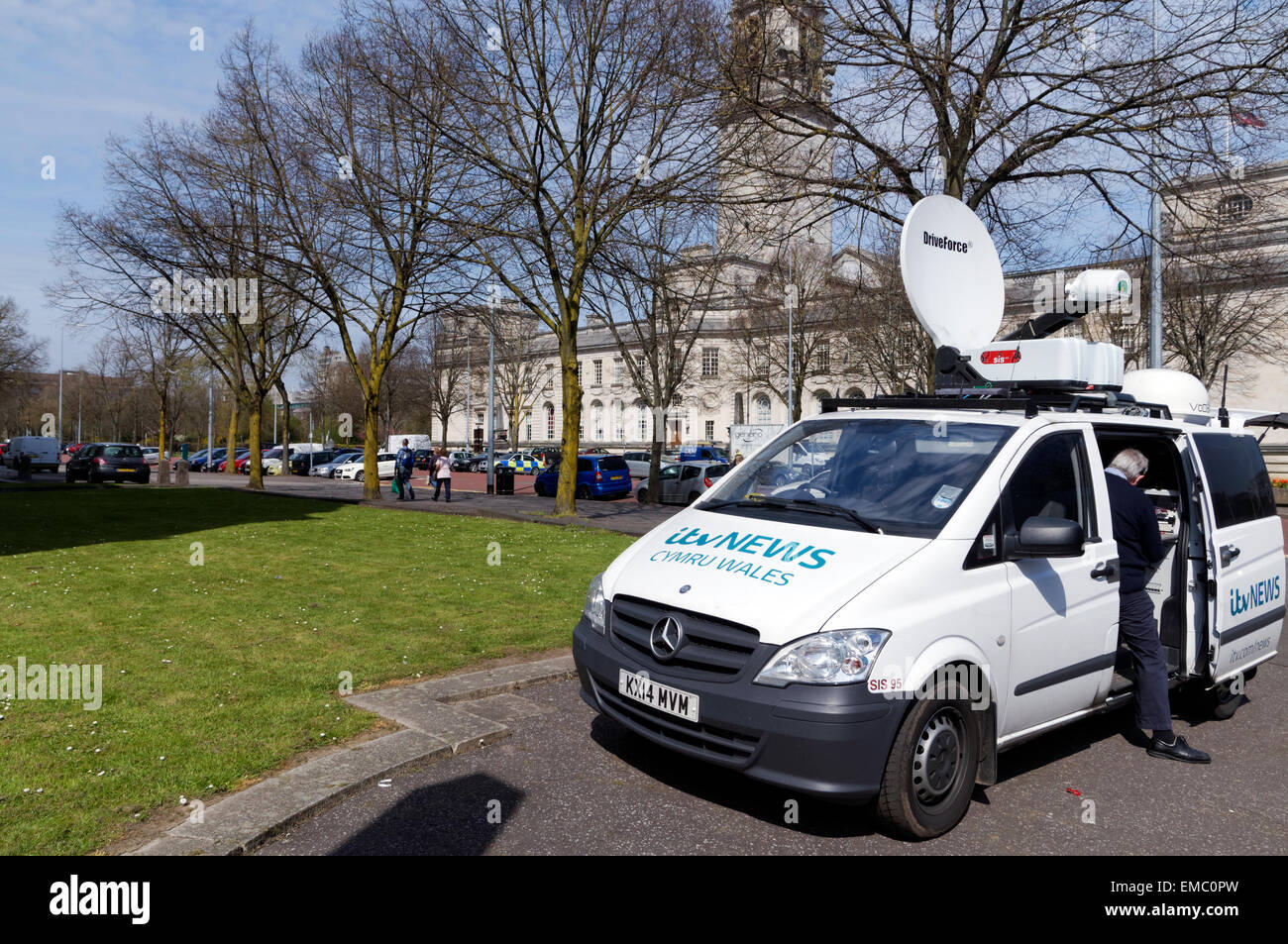 Veicolo Outside Broadcast oltre a Cardiff Crown Court con il Municipio di Cardiff in distanza, Cathays Park, Cardiff, Galles del Sud. Foto Stock