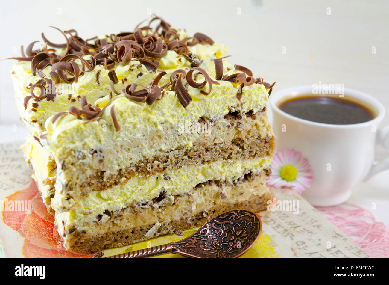 Il Cappuccino la torta su un piatto con una tazza di caffè Foto Stock