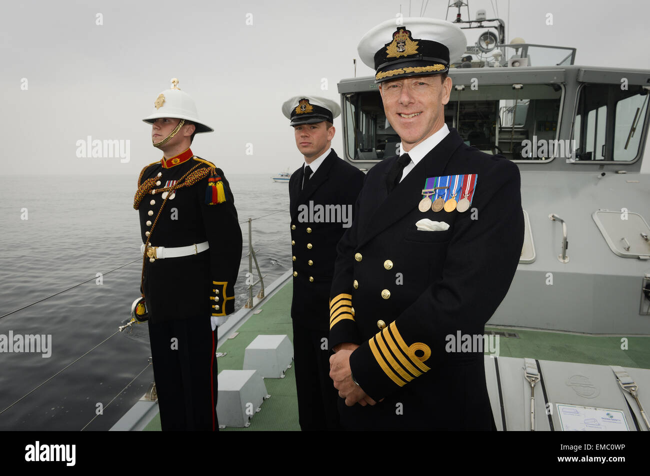 Captain Smith RN e il CO della imbarcazione di pattuglia HMS esempio dopo una corona che stabilisce oltre il relitto di HMS Pathfinder Foto Stock