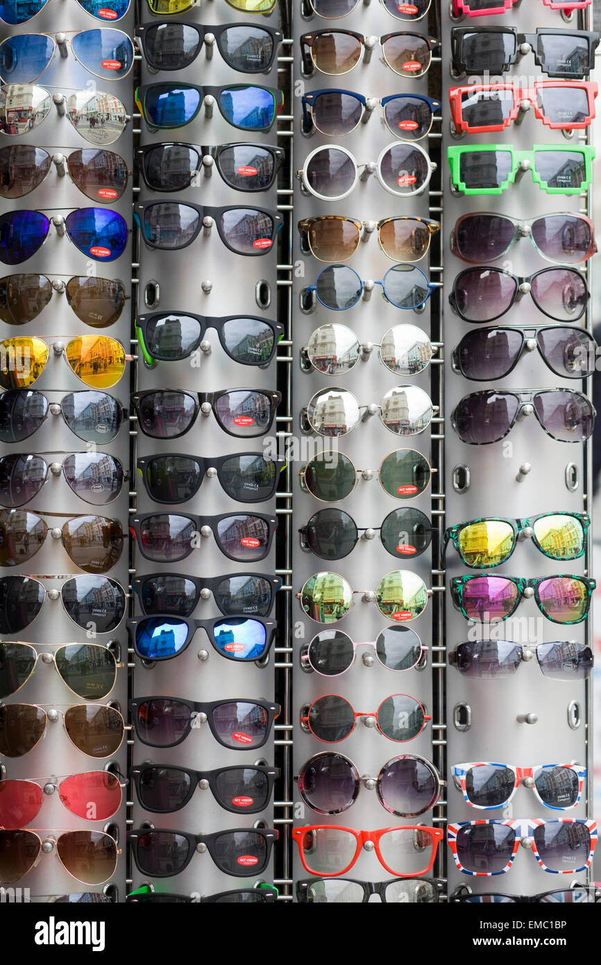 Stand pieno di occhiali da sole Foto Stock
