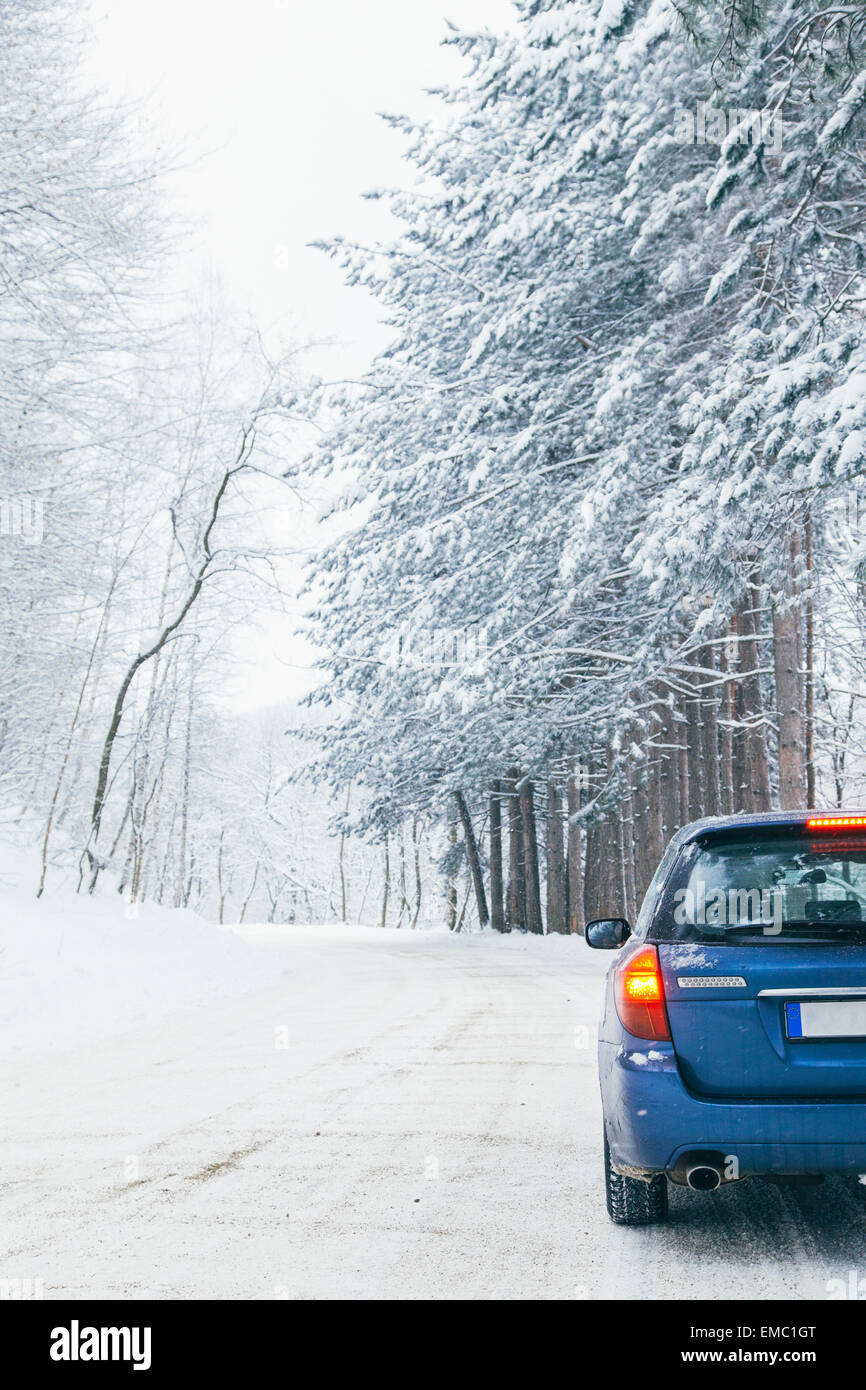 La Bulgaria, Vitosha, auto su una strada innevata Foto Stock