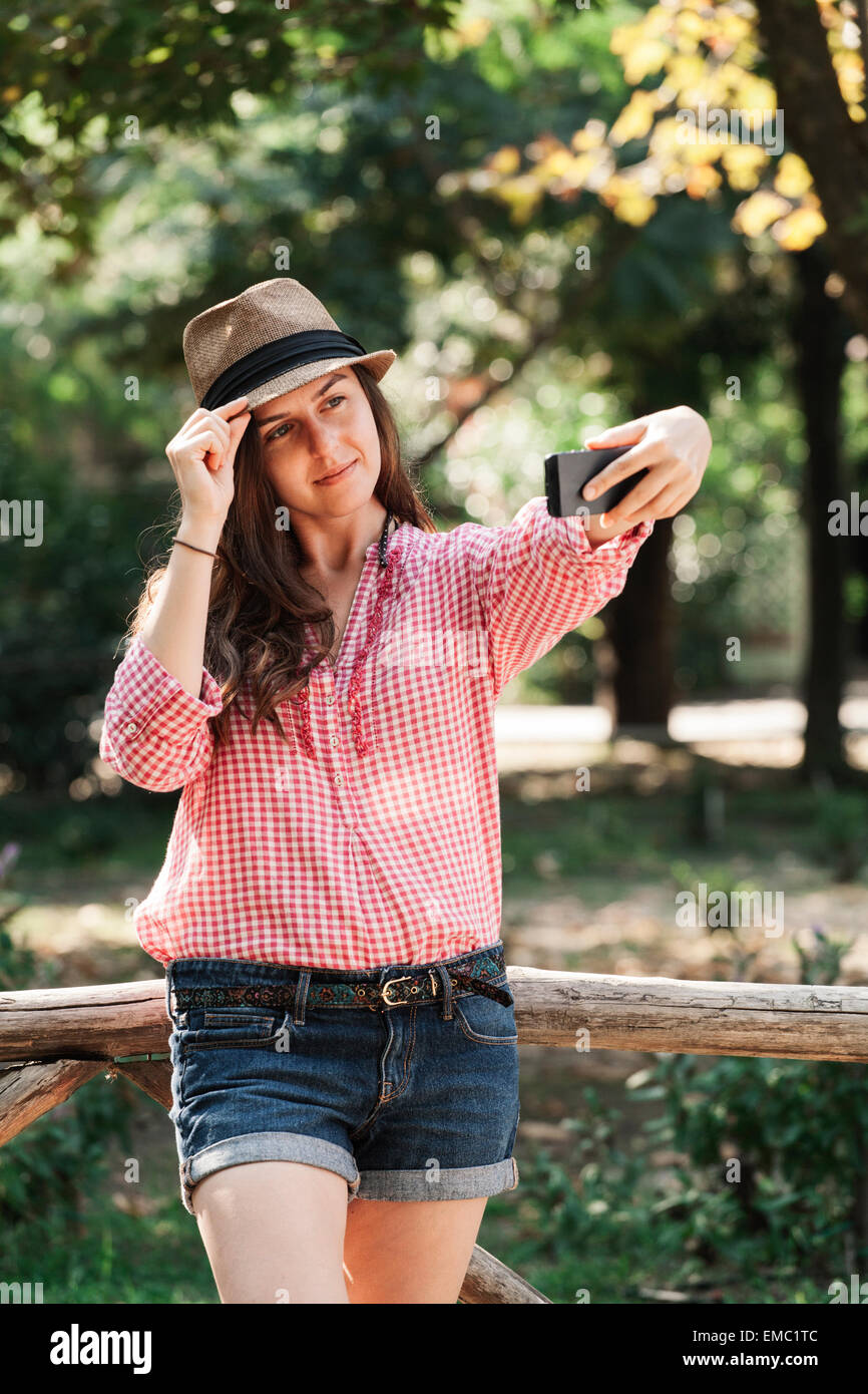 Donna prendendo un selfie con il suo smartphone Foto Stock