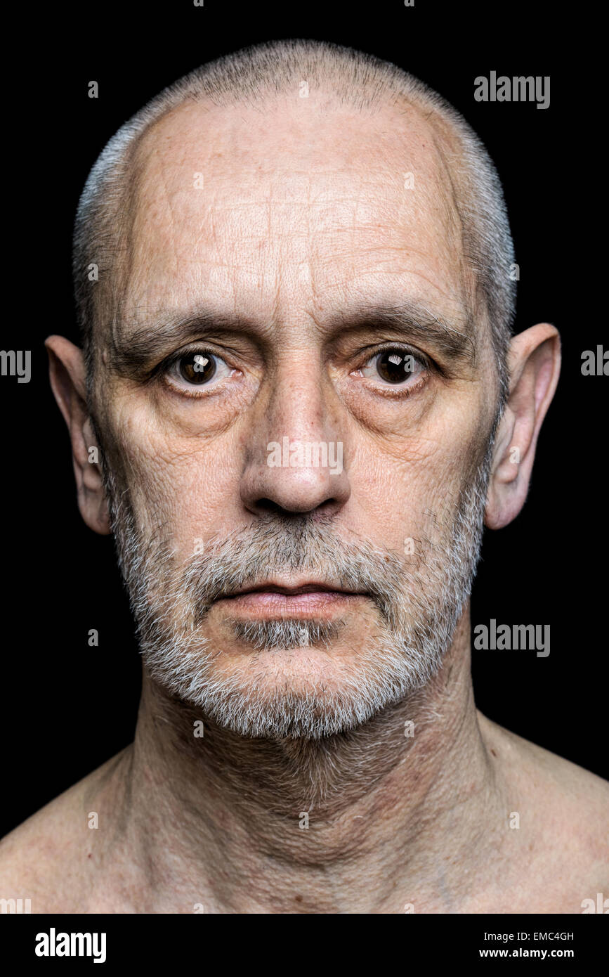 Colore drammatico ritratto di un uomo adulto con una triste espressione su sfondo nero Foto Stock