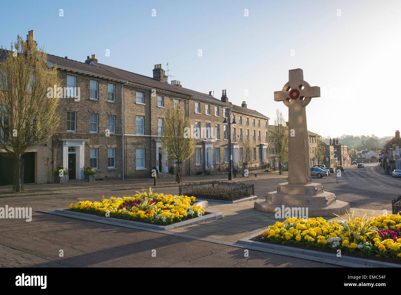 Bury St Edmunds Angel Hill, vista dell'architettura georgiana e del monumento commemorativo della guerra in città su Angel Hill a Bury St. Edmunds, Suffolk, Regno Unito Foto Stock