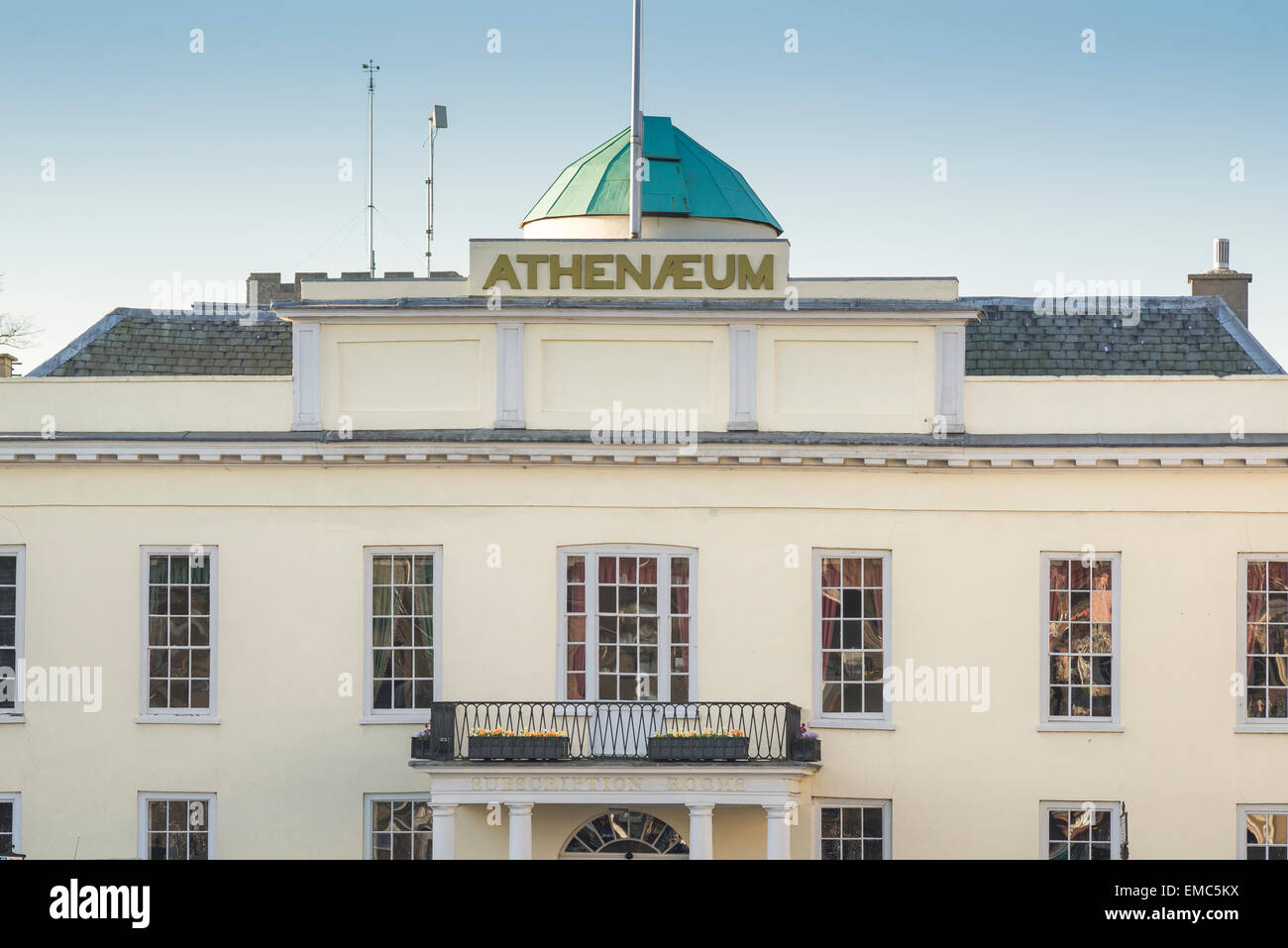 Athenaeum Bury St Edmunds, vista del 18 ° secolo Athenaeum edificio con un osservatorio sul suo tetto, Bury St. Edmunds, Suffolk, Inghilterra, Regno Unito Foto Stock