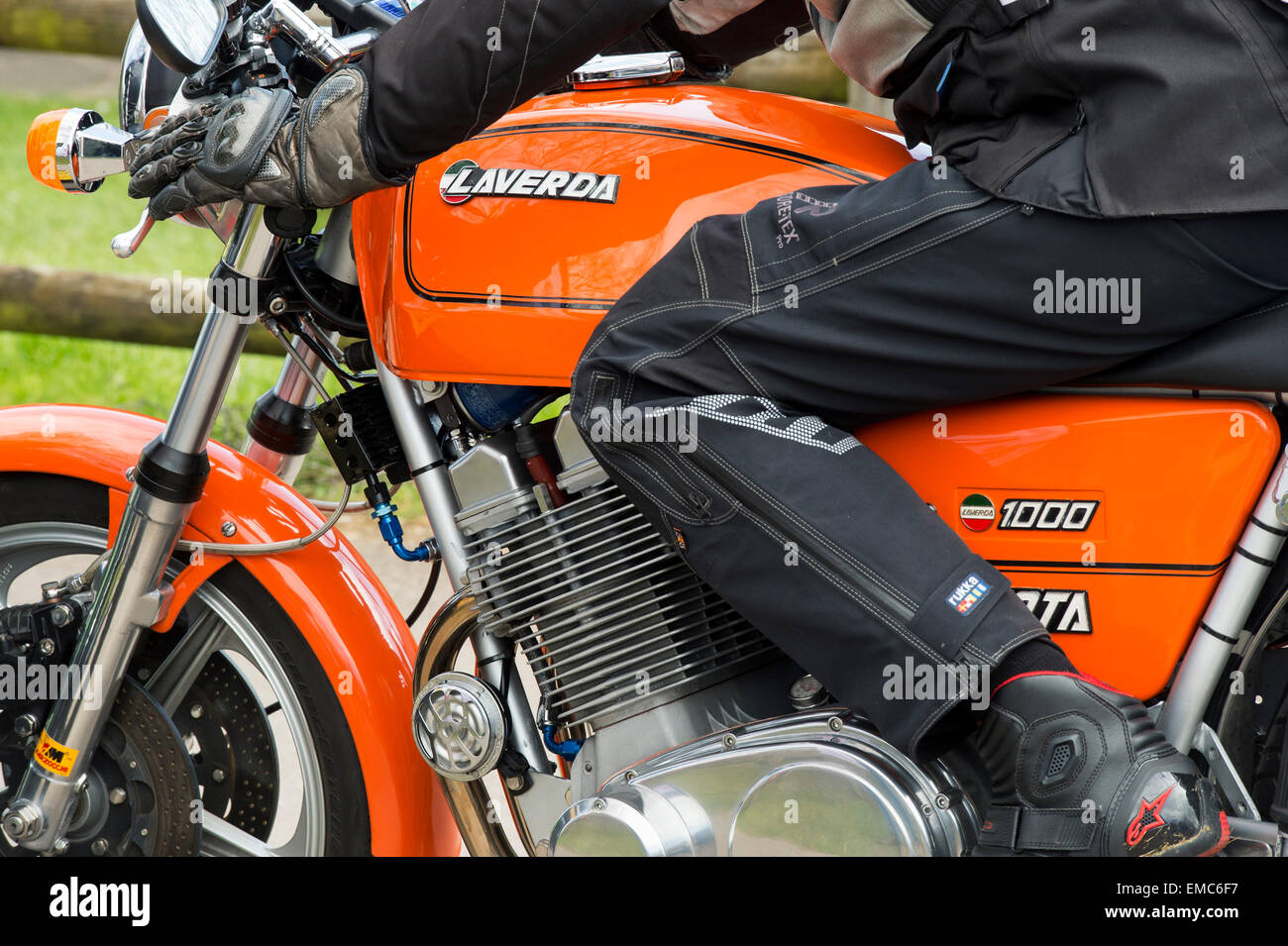 Biker su un Laverda Jota 1000cc motociclo Foto Stock