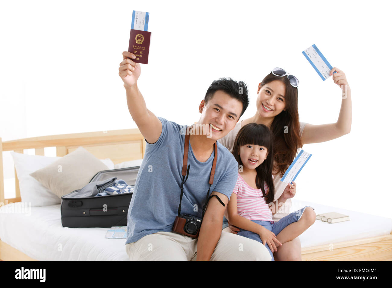 La felicità di una famiglia di tre persone con biglietto pronto per un viaggio Foto Stock