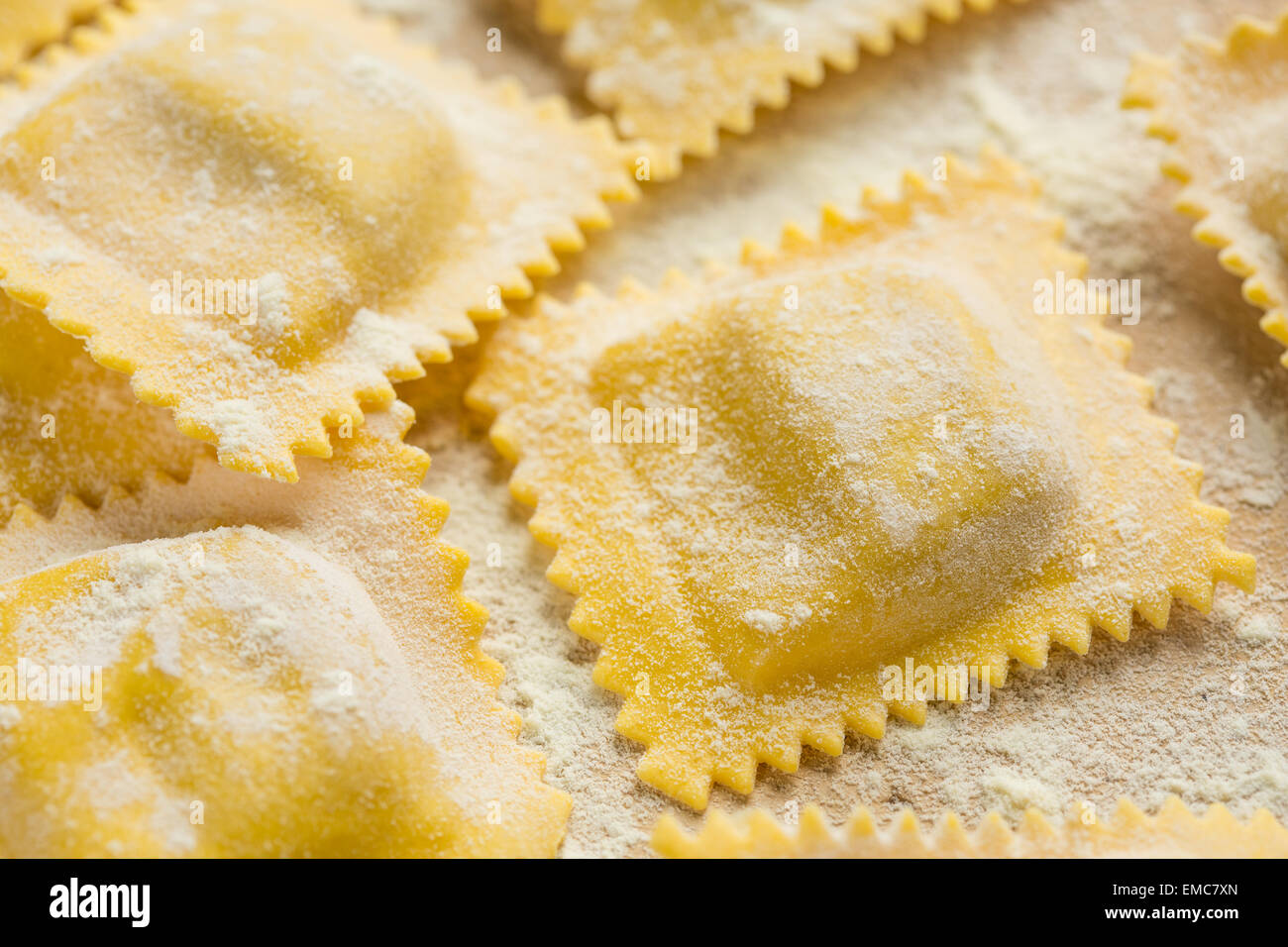 Fresca fatta in casa ravioli spolverata di farina Foto Stock