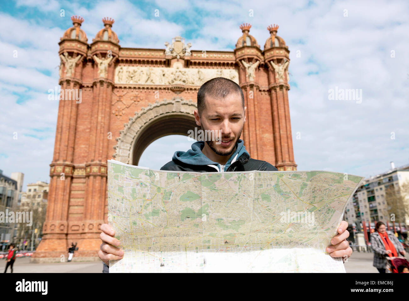 Spagna, Barcellona, uomo che guarda la mappa della città di fronte trymphal arch Foto Stock