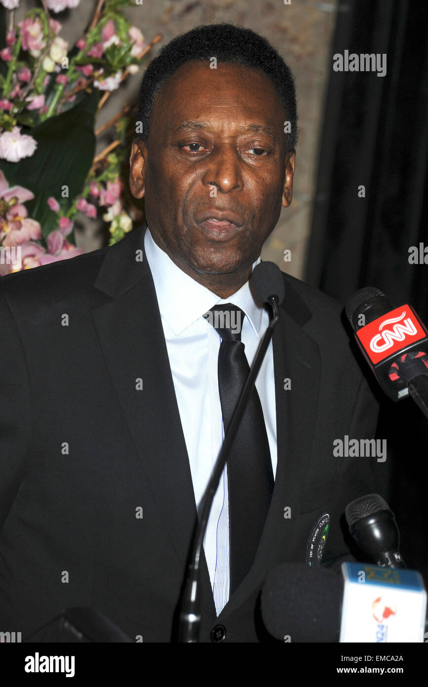 Il New York Cosmos leggenda Pele illumina il Empisre membro Edificio "Cosmo verde' per lanciare e celebrare l'inizio del team 2015 stagione primaverile. New York, 17.04.2015/picture alliance Foto Stock