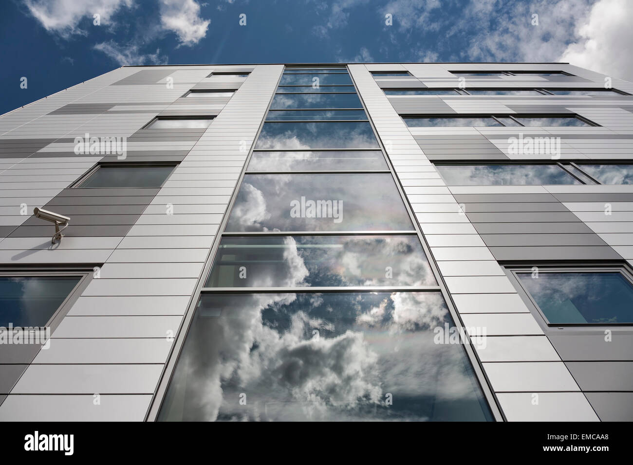 Estonia, Tallinn, nuvole riflettono in Windows di un edificio di moderna costruzione Foto Stock