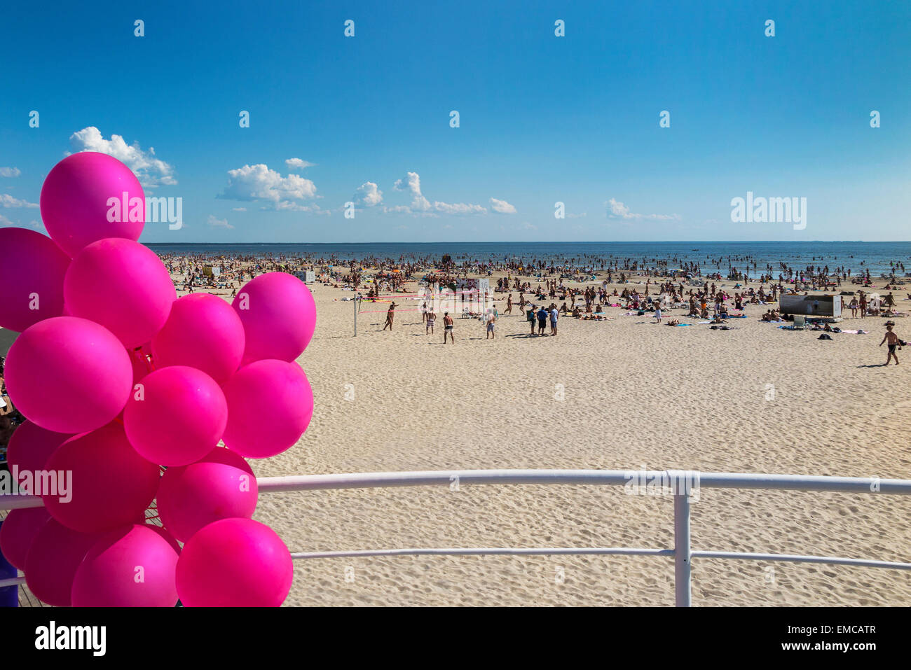 Estonia, Paernu beach e palloncini rosa Foto Stock