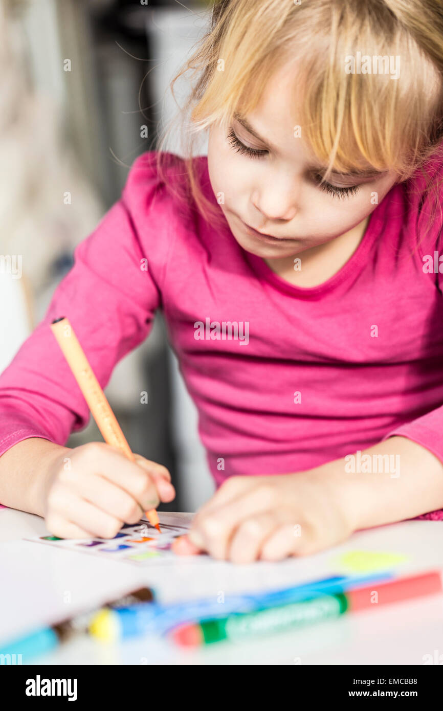 Ragazza il disegno di una foto Foto Stock