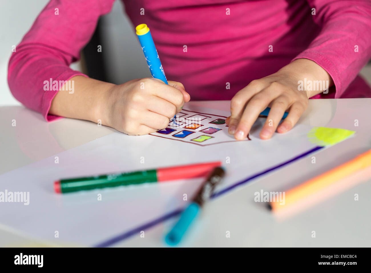 Ragazza il disegno di una foto Foto Stock