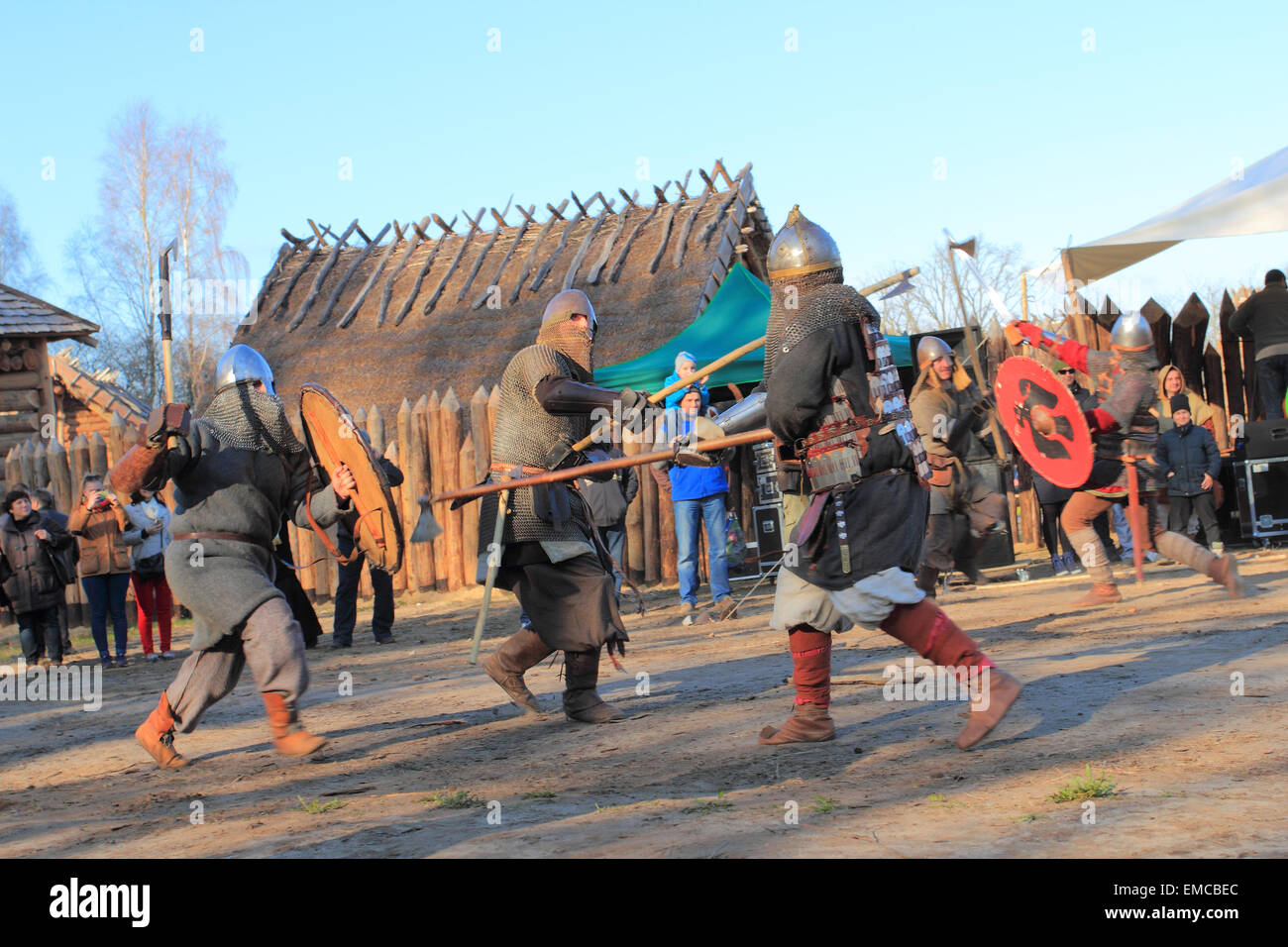 Guerrieri medioevali che agiscono costume lotta per il turista in Slawutowo insediamento. Regione della Pomerania, Polonia. Foto Stock