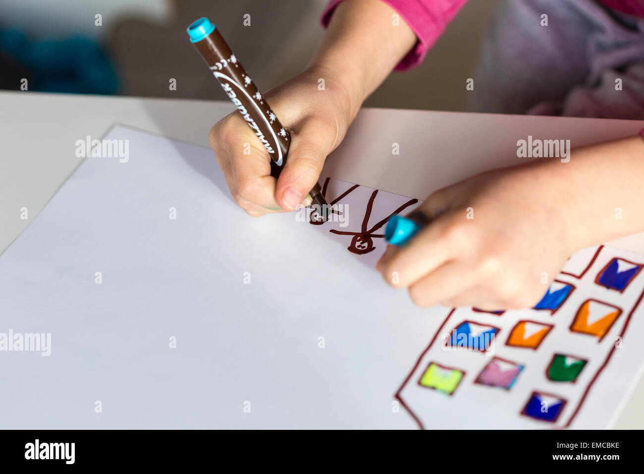 Ragazza il disegno di una foto Foto Stock