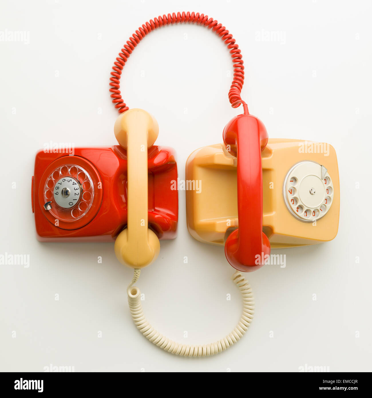 Vista dall'alto di due telefoni vintage collegati gli uni con gli altri mediante ricevitori Foto Stock