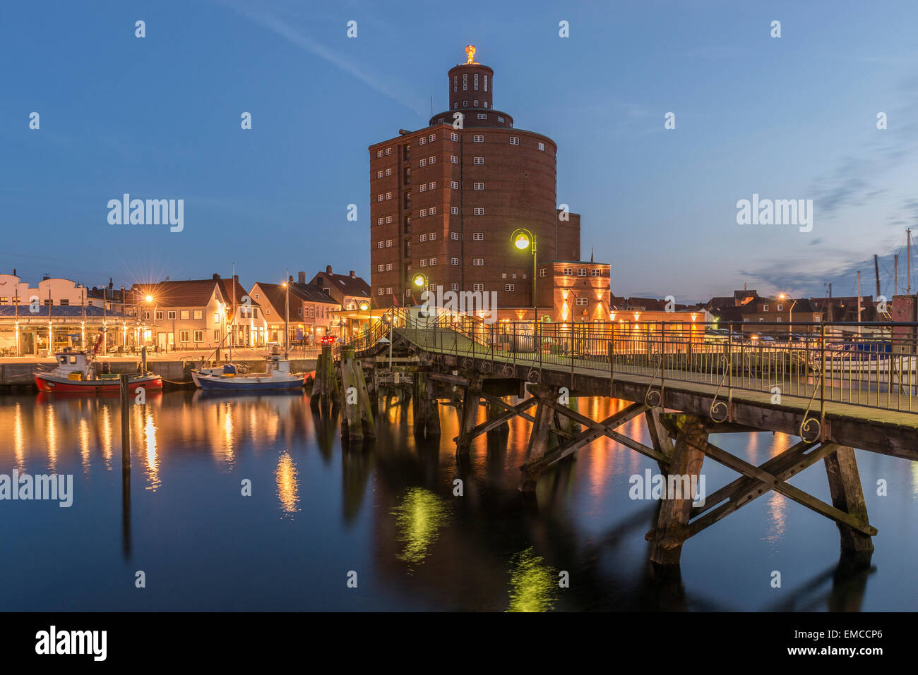 Germania, Eckernfoerde, città vecchia con il silo di notte Foto Stock