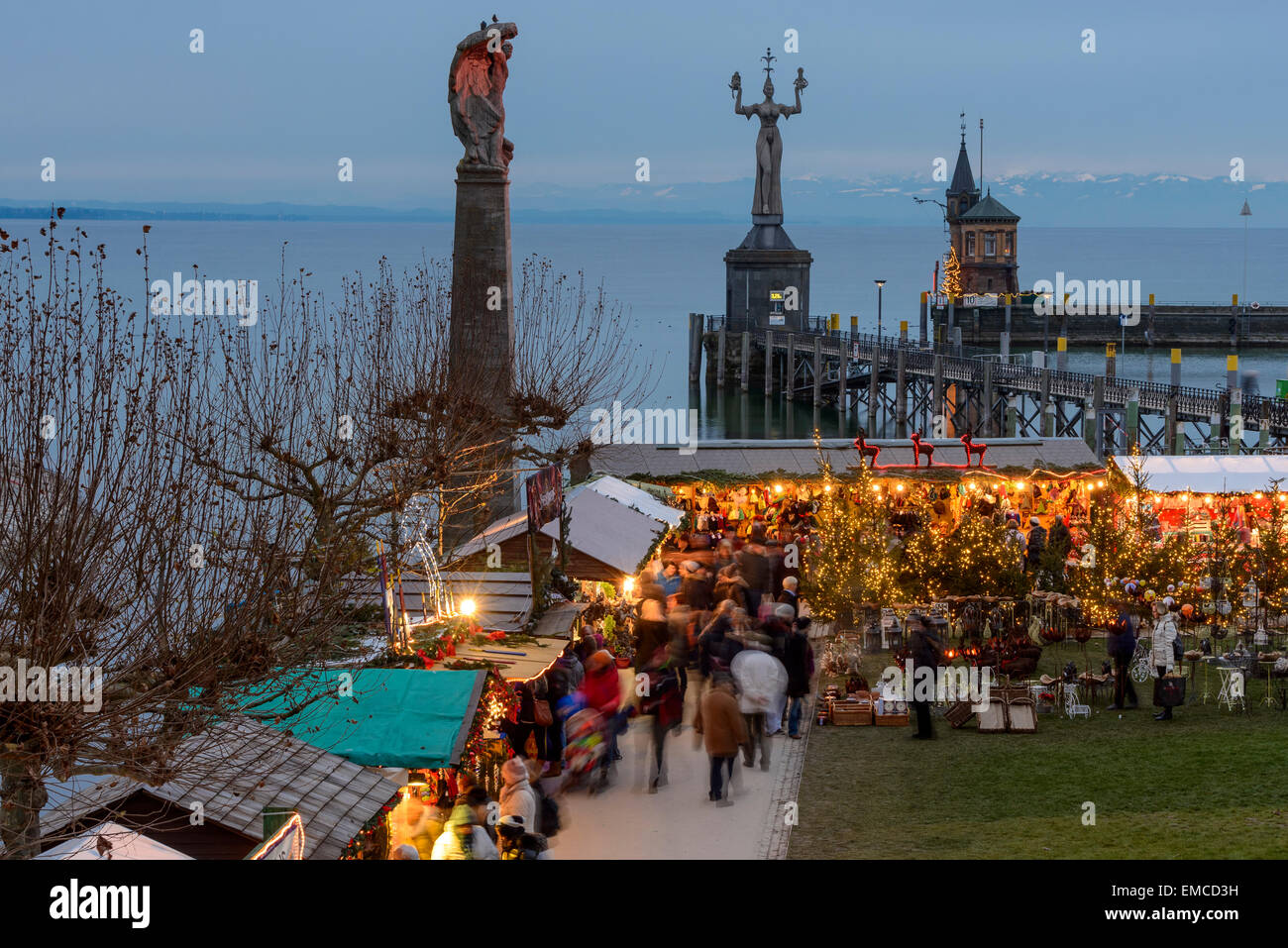 Germania Baden-Wuerttemberg, Costanza, mercato di Natale e Imperia statua in background Foto Stock