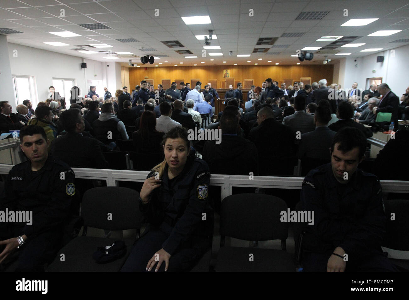 Atene. Xx Apr, 2015. La foto scattata il 20 aprile 2015 illustra l'aula del tribunale dove i dirigenti della Grecia ultra-diritto Golden Dawn (GD) partito è andato sul banco di prova, all'interno di una prigione di massima sicurezza sulle spese di funzionamento del partito politico come un organizzazione criminale, nei pressi di Atene, Grecia. Credito: Marios Lolos/Xinhua/Alamy Live News Foto Stock