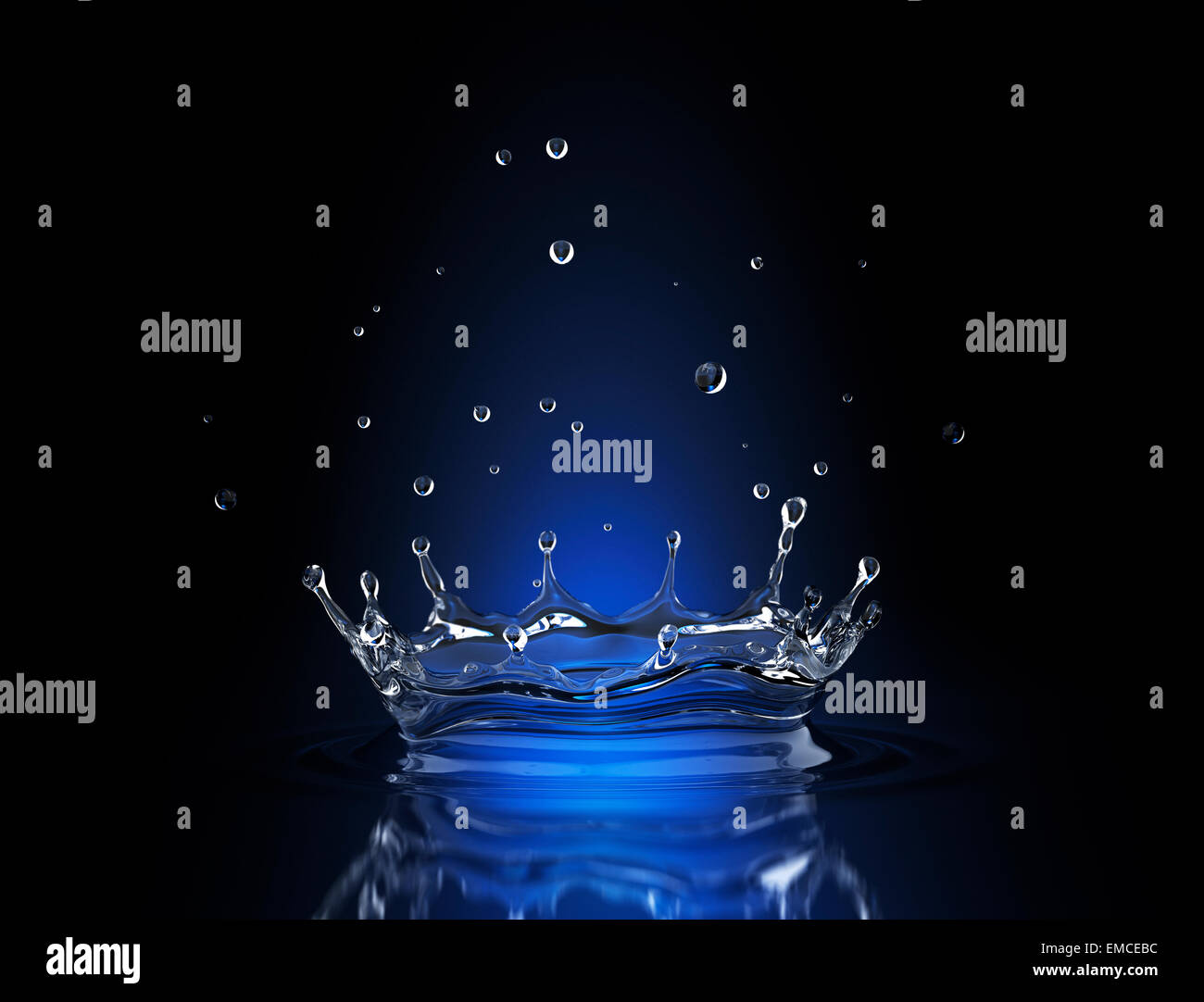Spruzzi di acqua in blu la luce spot Foto Stock