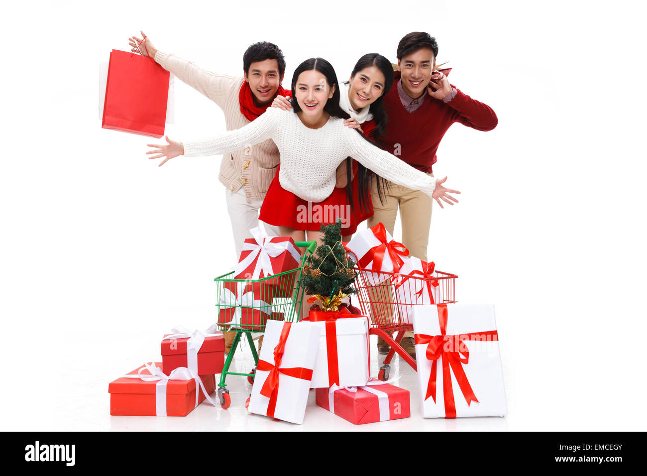 Giovani uomini e donne di gioiosa shopping di Natale Foto Stock
