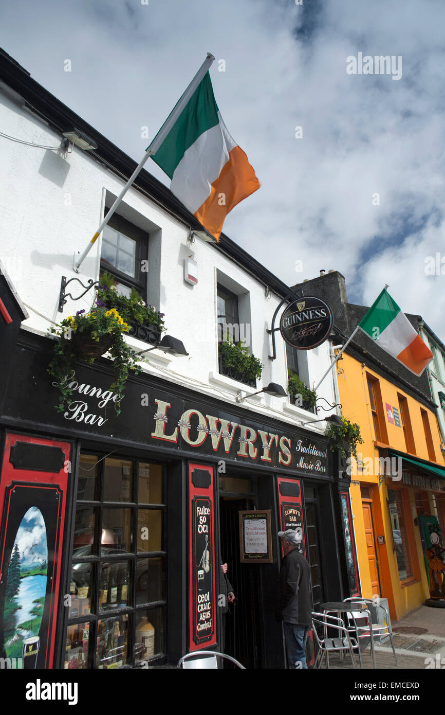 Irlanda, Co Galway, Connemara, Clifden, Market Street, Bar Lowry's Foto Stock