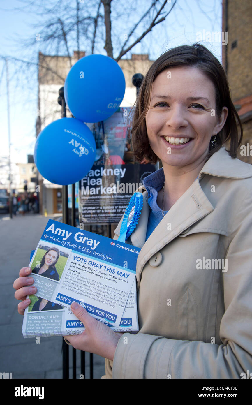 Hackney, Londra. Amy Gray , potenziale candidato conservatore per North Hackney, sul moncone, adoperando a Stoke Newington Foto Stock