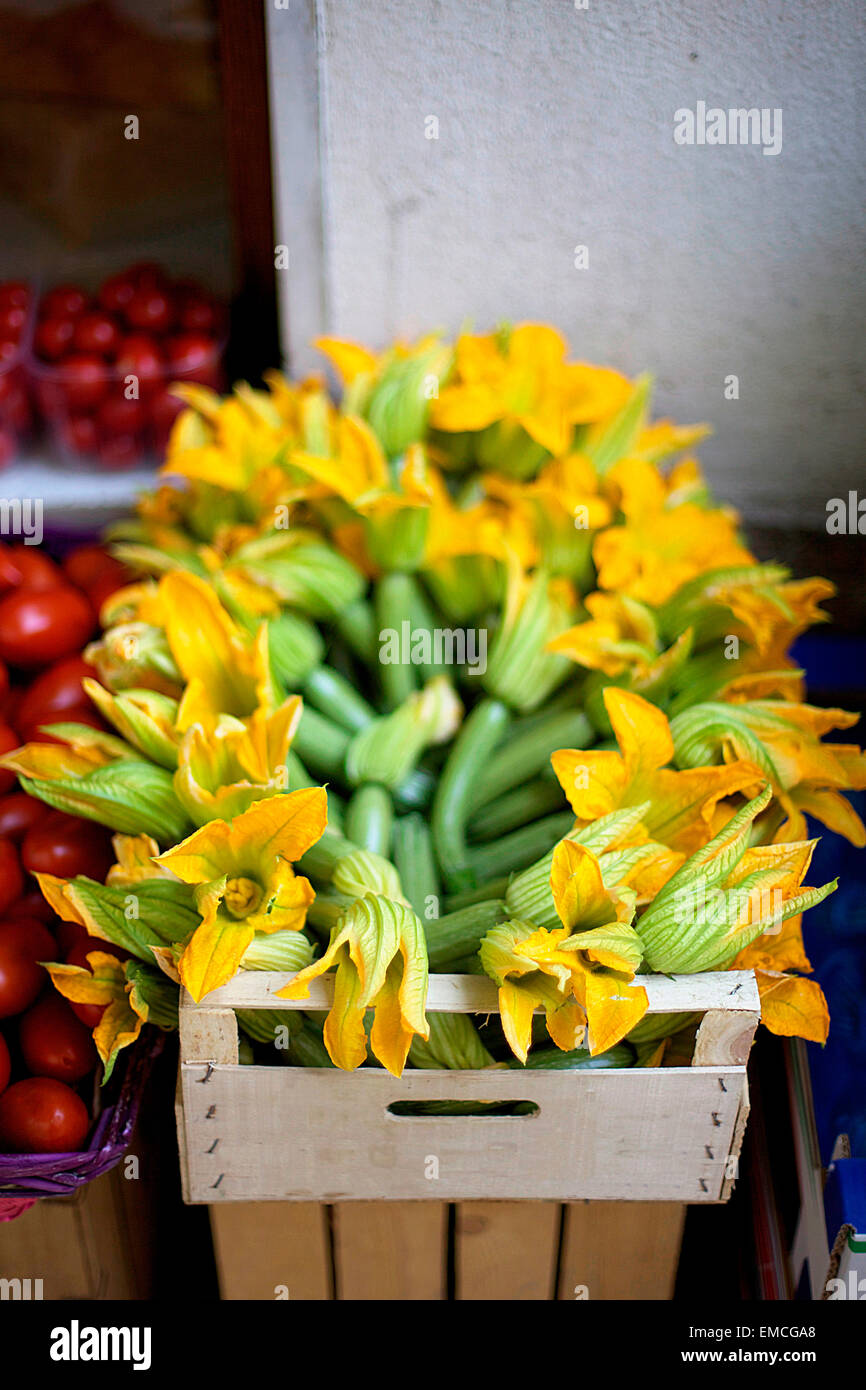 L'Italia, abbondanza di zucchine fresche con fiori in vendita al mercato italiano Foto Stock