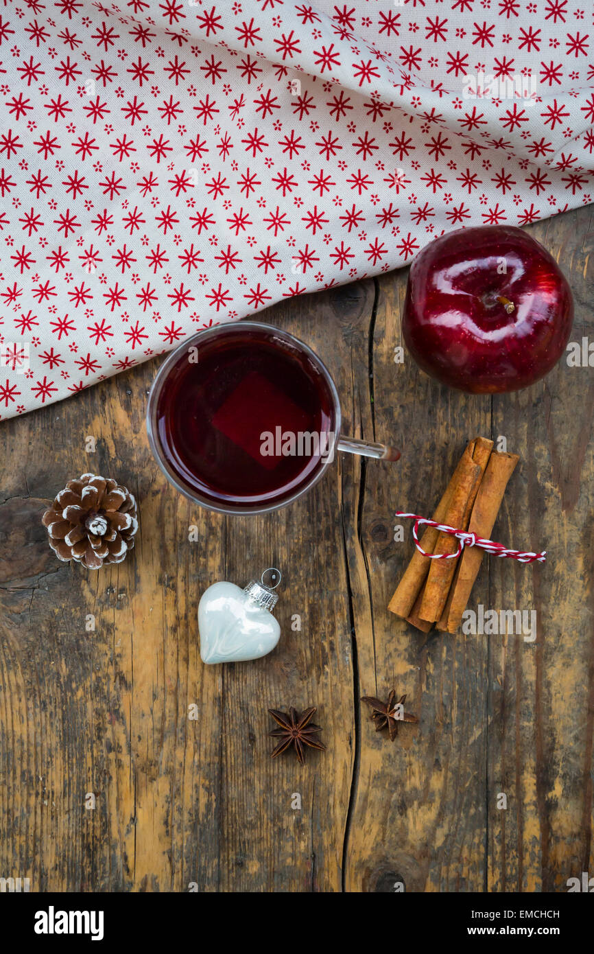 Bicchiere di vin brulé, natale Pallina, Apple, panno, bastoncini di cannella e cannella stelle Foto Stock