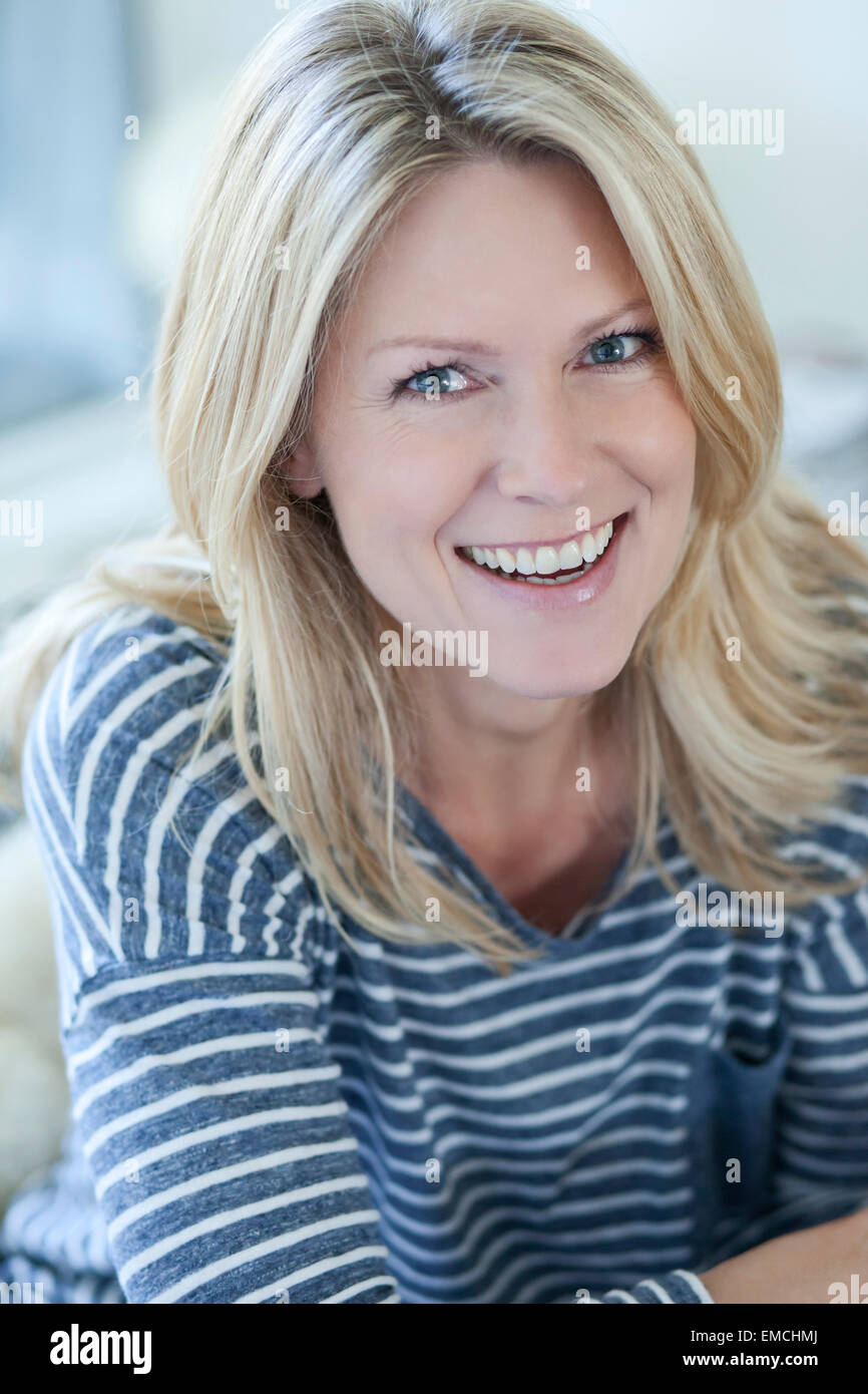 Ritratto di sorridere donna bionda Foto Stock