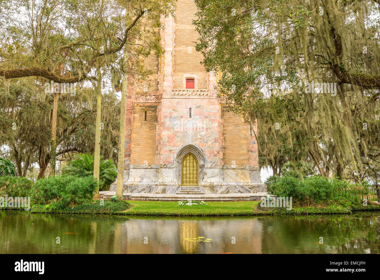 Il canto di Torre con la sua riccamente ornata porta in ottone nel Lago del Galles, Florida. Bok Tower Gardens è una Pietra Miliare Storica Nazionale Foto Stock