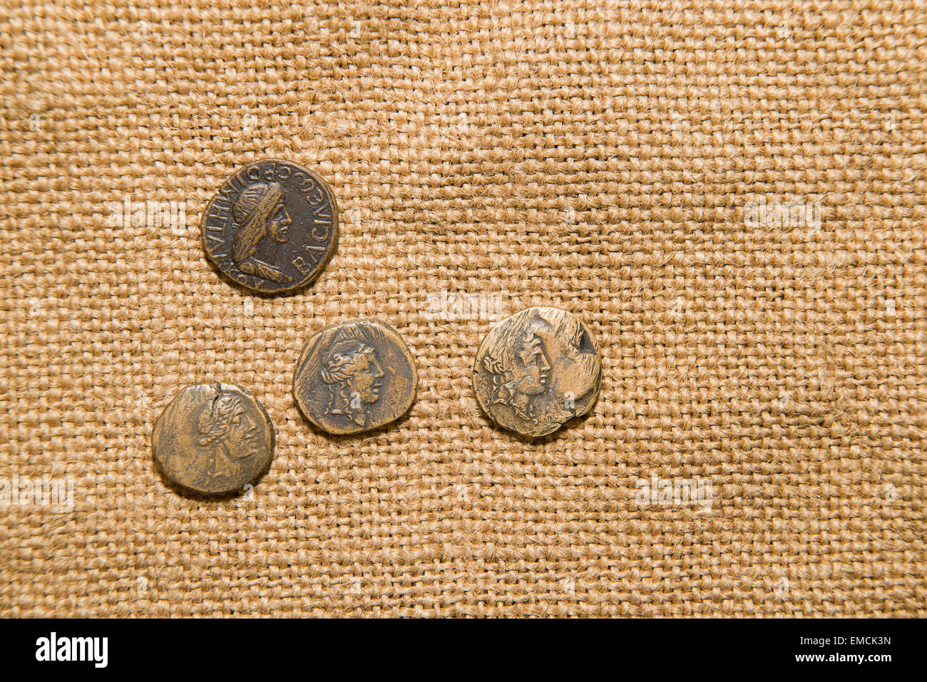 Monete antiche con ritratti di imperatori sono sul vecchio saccheggi Foto Stock