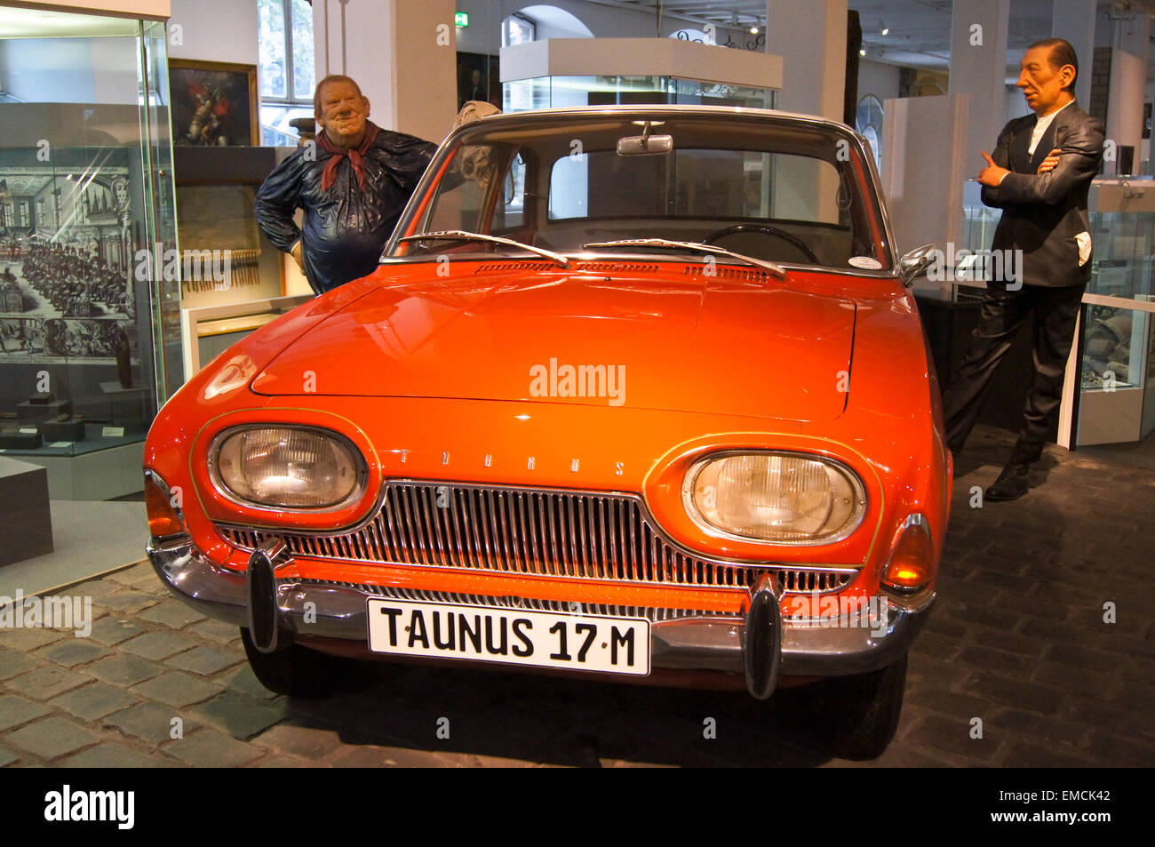 Ford Taunus 'vasca da bagno', 17M P3 berlina auto, 1961-4, con statue di Tünnes e Schäl, Stadtmuseum, Koln, Nordrhein-Westfalen, Germania, Koeln Foto Stock