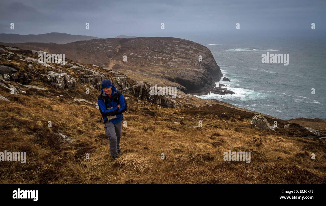 Walker costiere di salita a piedi da Isle of Barra mare pile, Ebridi Esterne, Scotland, Regno Unito Foto Stock